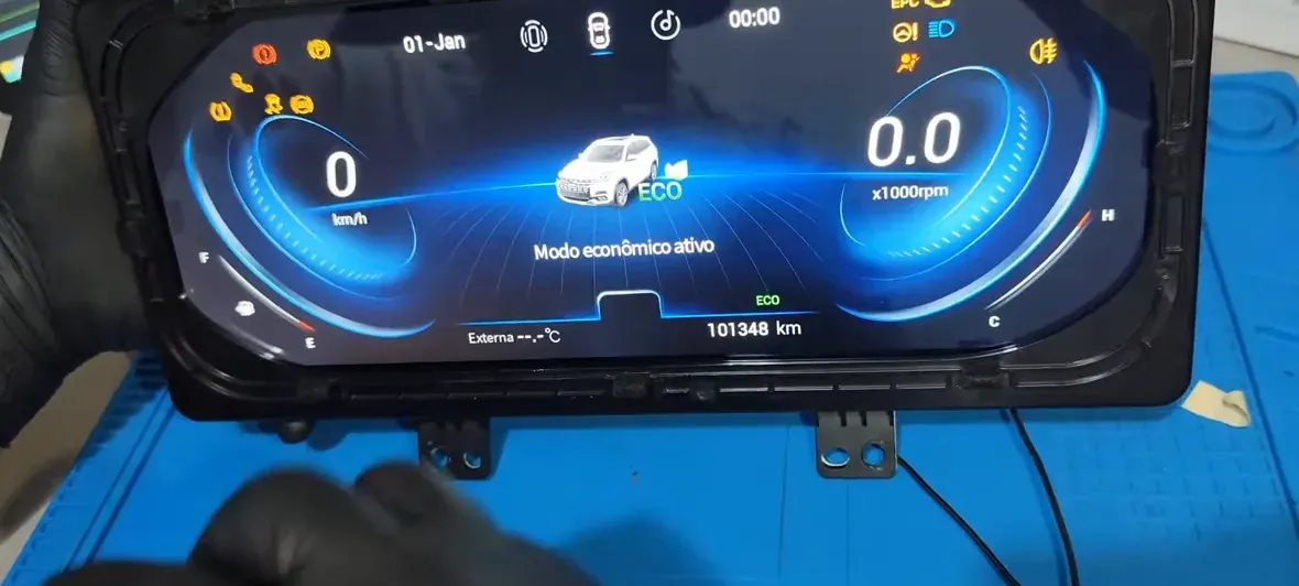 Painel digital do Chery Tiggo aceso na bancada da Beto Velocímetros